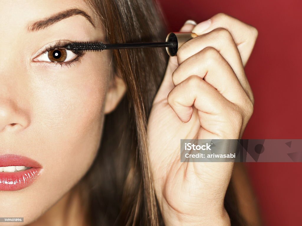 Make-up Frau putting mascara - Lizenzfrei Wimperntusche Stock-Foto