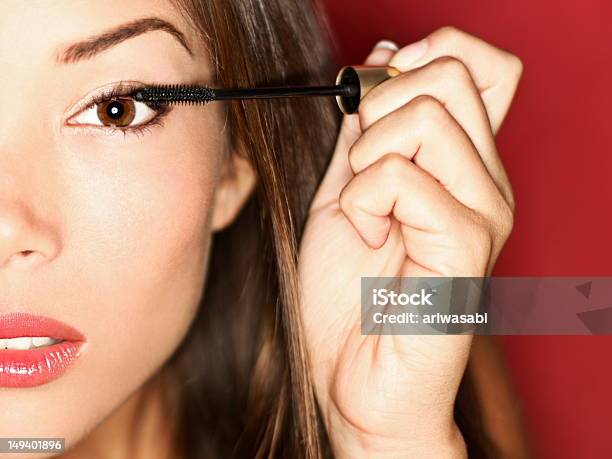 Makeup Frau Putting Mascara Stockfoto und mehr Bilder von Wimperntusche - Wimperntusche, Frauen, Eine Frau allein