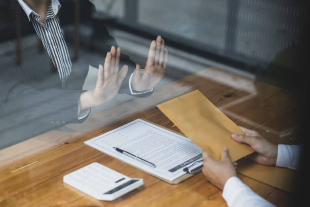 l'ufficiale onesto si rifiuta di prendere tangenti dai criminali. donna d'affari che rifiuta di accettare salari o tangenti. - opportunity job occupation business foto e immagini stock