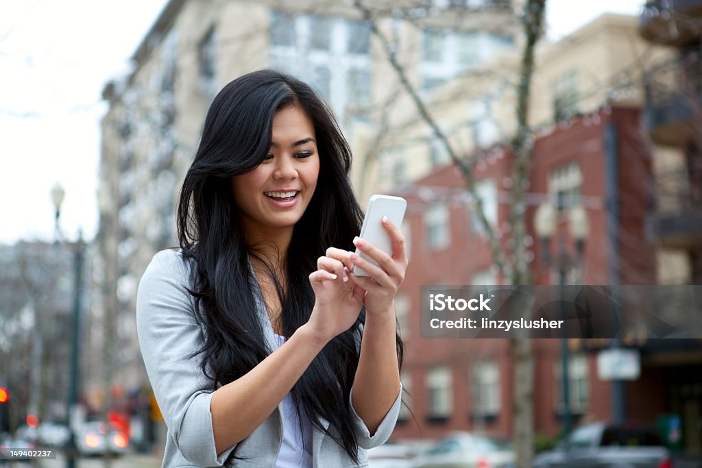 Jovem mulher atraente usando smartphone - Foto de stock de 20 Anos royalty-free