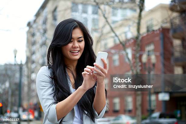 Foto de Jovem Mulher Atraente Usando Smartphone e mais fotos de stock de 20 Anos - 20 Anos, A caminho, Adulto