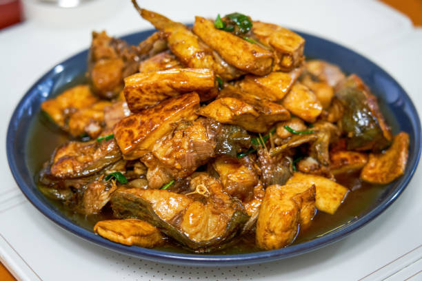 un piatto di deliziosa cucina casalinga cinese, pesce gatto brasato con tofu - prepared fish prepared snapper freshness roasted foto e immagini stock
