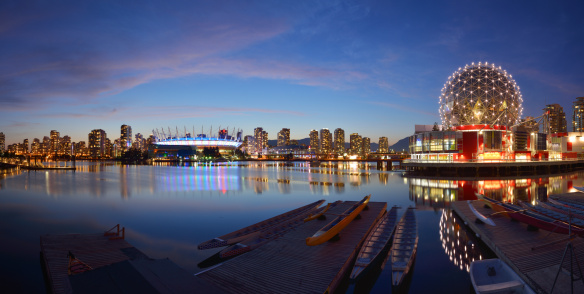Vancouver Science World y estadio BC por la noche photo