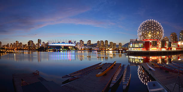 vancouver science world y estadio bc por la noche - night cityscape reflection usa fotografías e imágenes de stock