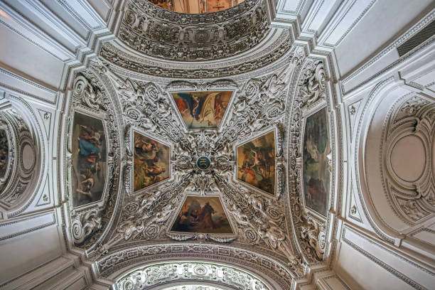 interior da catedral medieval de salzburgo, salzburgo, áustria - indoors cathedral salzburg cathedral salzburg - fotografias e filmes do acervo