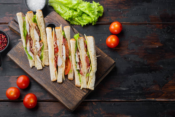 домашний сэндвич с курицей, н�а старом деревянном столе, вид сверху с копировальным пространством для текста - sandwich club sandwich ham turkey стоковые фото и изображения