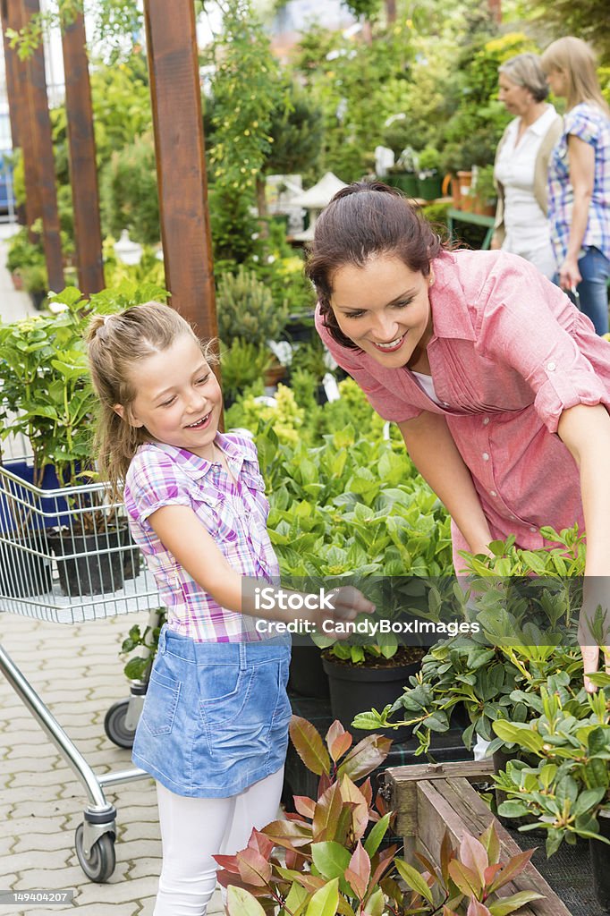 Mutter und Tochter Sie Blumen im Garten-shop - Lizenzfrei Alleinerzieherin Stock-Foto
