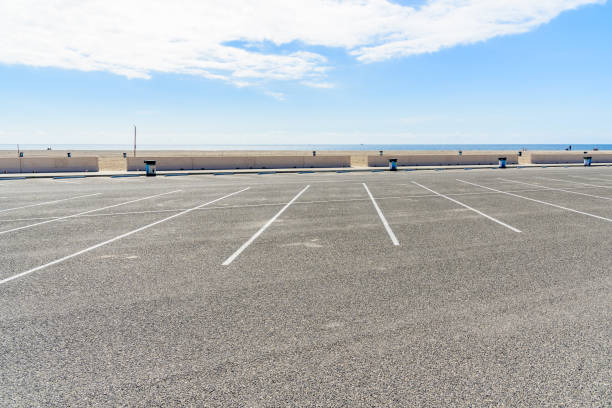 leerer parkplatz an einem sandstrand in kalifornien - horizon over water malibu california usa stock-fotos und bilder