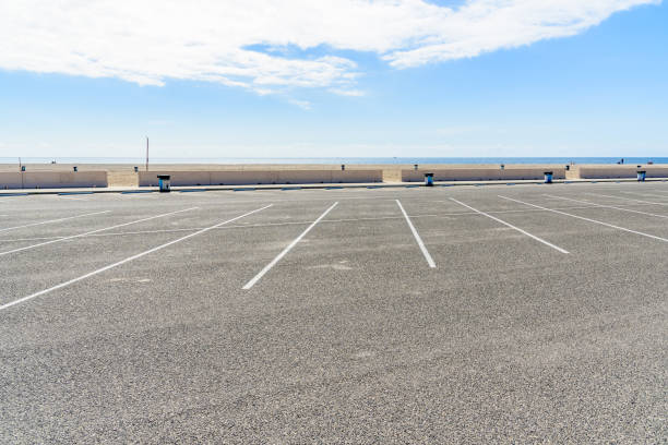 пустая парковка вдоль песчаного пляжа в калифорнии - horizon over water malibu california usa стоковые фото и изображения