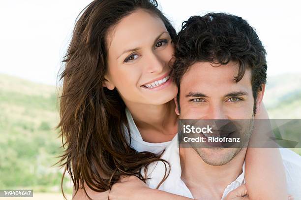 愛するカップルピギーバック - 男性のストックフォトや画像を多数ご用意 - 男性, 笑顔, 美しさ