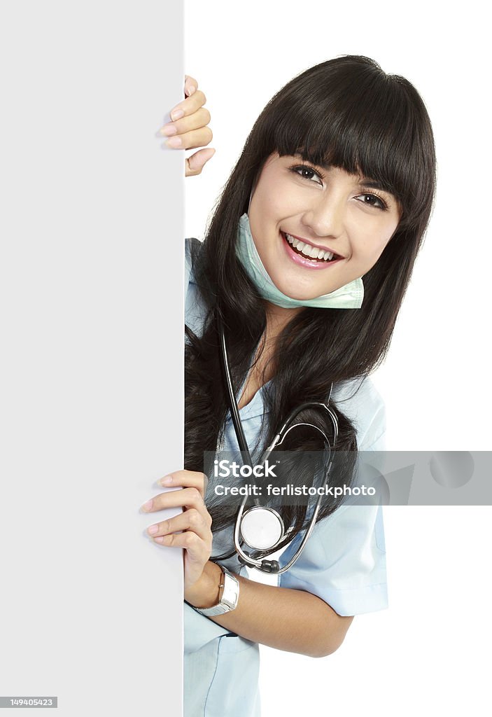 Szczęśliwy azjatycka pielęgniarka z puste karty - Zbiór zdjęć royalty-free (20-29 lat)