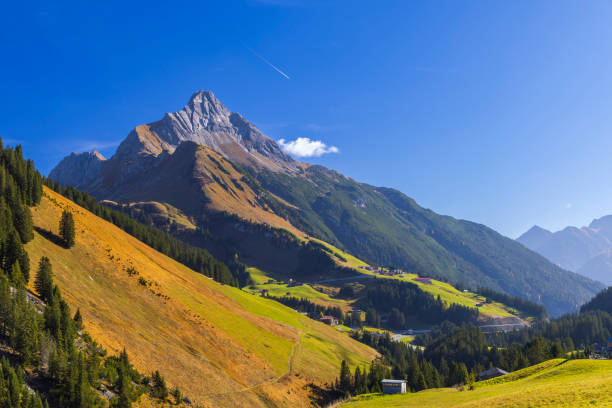 paesaggi vicino a kalbelesee, hochtann mountain pass, warth, vorarlberg, austria - kalbelesee foto e immagini stock