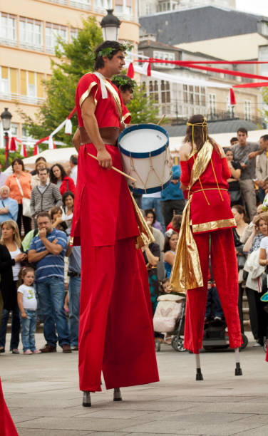jovens bateristas andando sobre palafitas. vestuário histórico. - traditional festival juggling women performer - fotografias e filmes do acervo