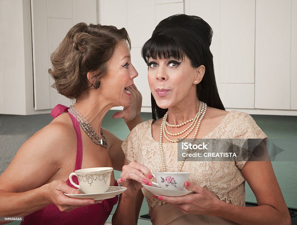 Mulher partilha um segredo - Foto de stock de Chá - Bebida quente royalty-free
