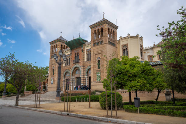 museum für kunst und volksbräuche von sevilla (mudéjar-pavillon) an der plaza de america im maria luisa park - sevilla, andalusien, spanien - plaza de espana seville spain parque maria luisa stock-fotos und bilder