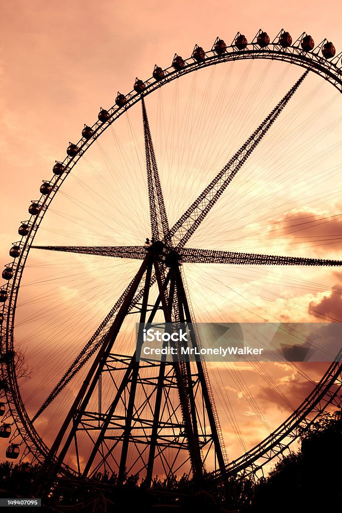 Ferris Wheel con puesta de sol Glow - Foto de stock de Aire libre libre de derechos