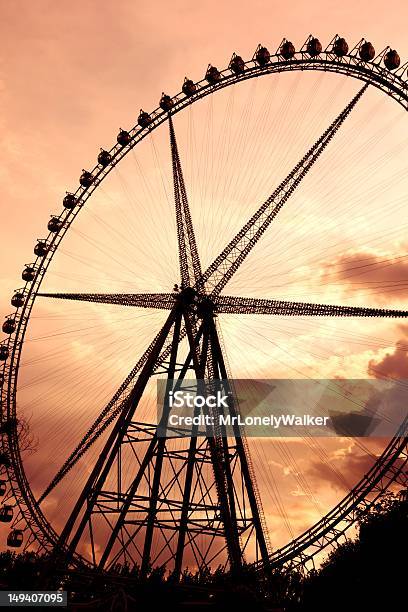 Ferris Wheel Con Puesta De Sol Glow Foto de stock y más banco de imágenes de Aire libre - Aire libre, Carnaval, Color - Tipo de imagen