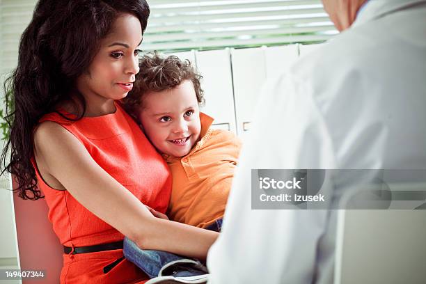 Kleiner Junge Mit Mutter In Einen Arzt Stockfoto und mehr Bilder von Afrikanischer Abstammung - Afrikanischer Abstammung, Frauen, Kind
