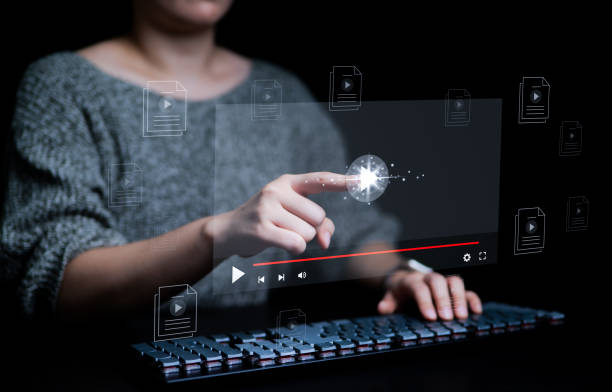 Woman using computer keyboard for streaming on virtual screen, watching video on internet, live concert, show or tutorial, content online. live concert, webinar, broadcast media digital, Learn online, mujer usando el teclado de la computadora para transmitir en pantalla virtual, ver videos en internet, concierto en vivo, espectáculo o tutorial, contenido en línea. concierto en vivo, seminario web, medios de difusión digital, aprender en línea,