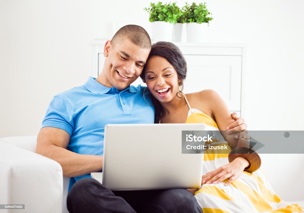 Couple à l'aide d'un ordinateur portable - Photo de Adulte libre de droits