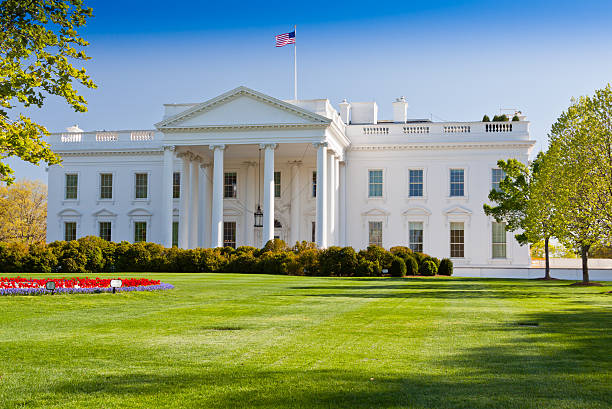 North Portico of the White House, Washington DC. Blue sky. Picture was taken on 03/27/2012.  Canon 50D, Canon 24-105 4L. white house exterior stock pictures, royalty-free photos & images