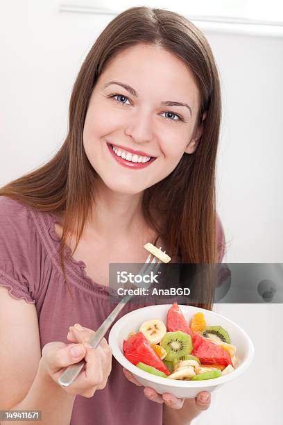 Bunte Obst Obstteller Stockfoto und mehr Bilder von Essen - Mund benutzen - Essen - Mund benutzen, Frauen, Gabel