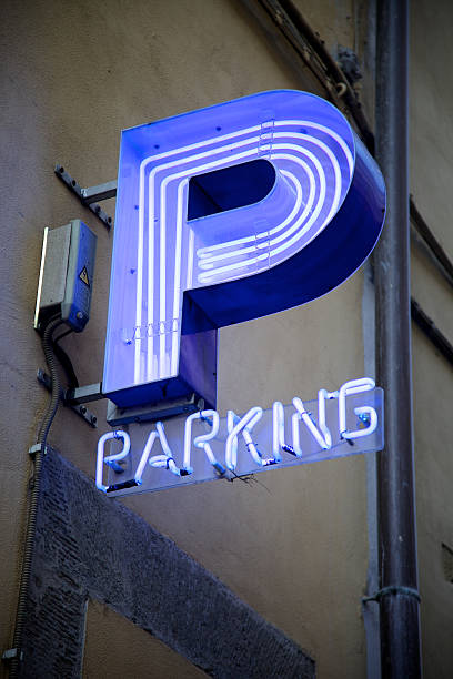 segnale di parcheggio - single word lighting equipment illuminated photographic effects foto e immagini stock
