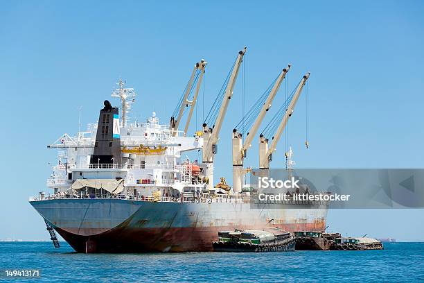 Navio De Carga Com Guindaste - Fotografias de stock e mais imagens de Navio Cargueiro - Navio Cargueiro, Pequeno, Ao Ar Livre