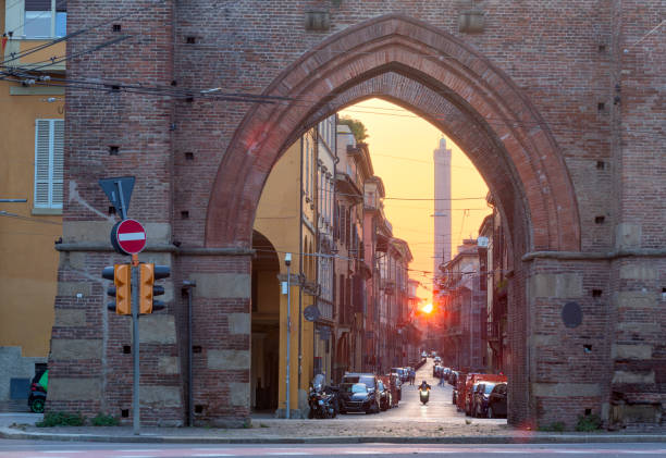 bologna, italien - zwei türme (due torri), asinelli und garisenda, symbole der mittelalterlichen bologna-türme. - due torri stock-fotos und bilder