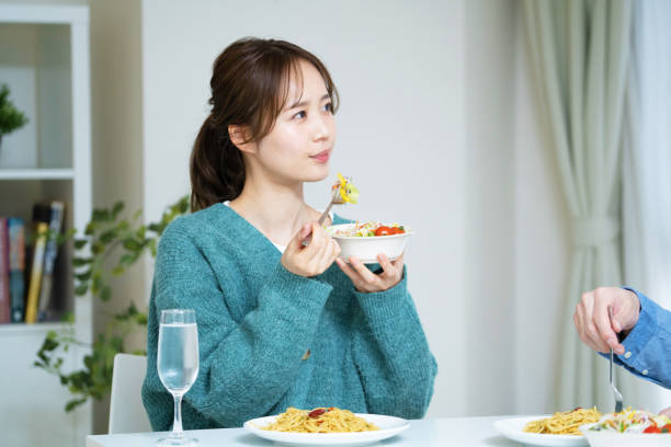 Mujer japonesa desayunando en casa - foto de stock
