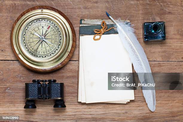 Compasso Binóculos Notebook De Quill E Inkwell Sobre Madeira - Fotografias de stock e mais imagens de Antigo