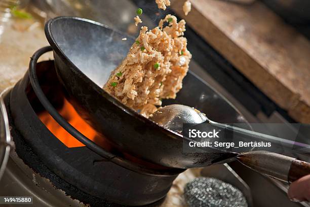 アジア料理の鍋で炒め物 - チャーハンのストックフォトや画像を多数ご用意 - チャーハン, 調理する, 動き