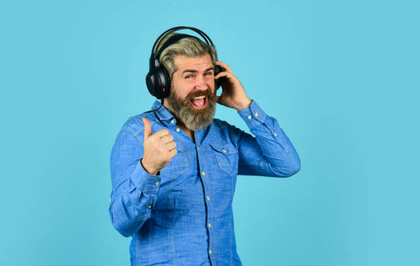 Hipster enjoy excellent sound song in earphones. Popular music playlist. Music beat. Noise cancelling function. Dj hipster. Man bearded hipster headphones listening music. Singer on rehearsal. hipster disfruta de una excelente canción sonora en auriculares. lista de reproducción de música popular. ritmo musical. función de cancelación de ruido. dj hipster. hombre barbudo con auriculares hipster escuchando música. cantante en ensayo