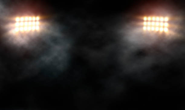Luzes do estádio contra o céu noturno escuro com espaço de cópia - foto de acervo