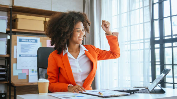 Working smart, African american business woman working audit balance sheet, job order costing, revenue recognition, break-even analysis, appropriated retained earnings, earned surplus, capital gain trabajando inteligentemente, mujer de negocios afroamericana trabajando en el balance de auditoría, cálculo de costos de órdenes de trabajo, reconocimiento de ingresos, análisis de punto de equilibrio, ganancias retenidas apropiadas, superávit ganado,