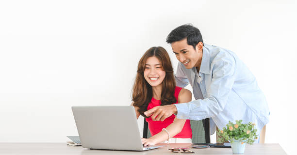 młoda dorosła para z azji południowo-wschodniej, mężczyzna i kobieta korzystający z laptopa w domu - southeast asian ethnicity men laptop image type zdjęcia i obrazy z banku zdjęć