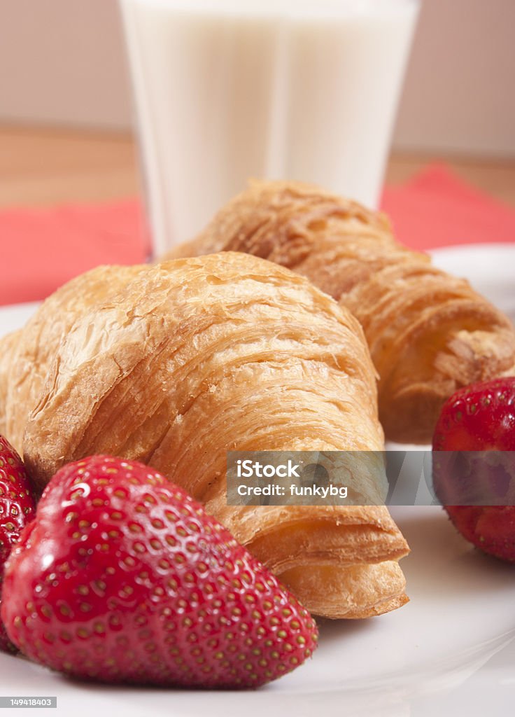 croissants gros plan avec des fraises et lait - Photo de Aliment libre de droits