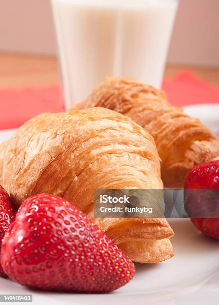 Photo libre de droit de Croissants Gros Plan Avec Des Fraises Et Lait banque d'images et plus d'images libres de droit de Aliment - Aliment, Alimentation lourde, Assiette