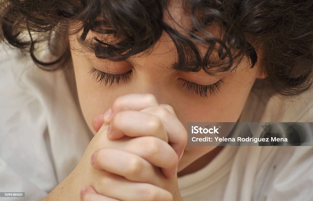 Hispanic ragazzo pregare con fiducia e riverenza - Foto stock royalty-free di Allievo