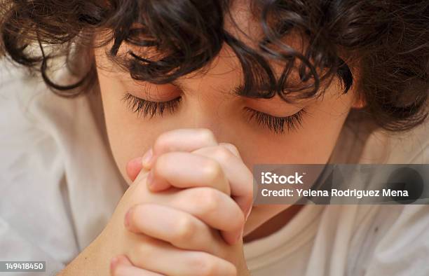 히스패닉계 남자아이 기도하기 Faith 및 존경심과 고독-개념에 대한 스톡 사진 및 기타 이미지 - 고독-개념, 고독-부정적인 감정 표현, 고등학교 이하