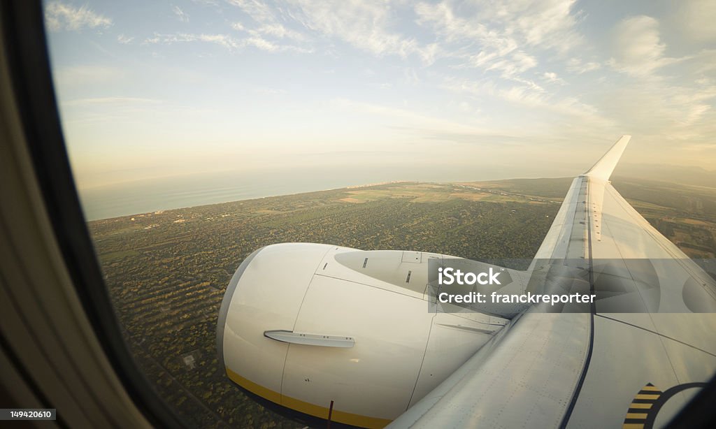 Вид с воздуха на самолет Иллюминатор на рассвете-fisheye Линза - Стоковые фото Авиационное крыло роялти-фри