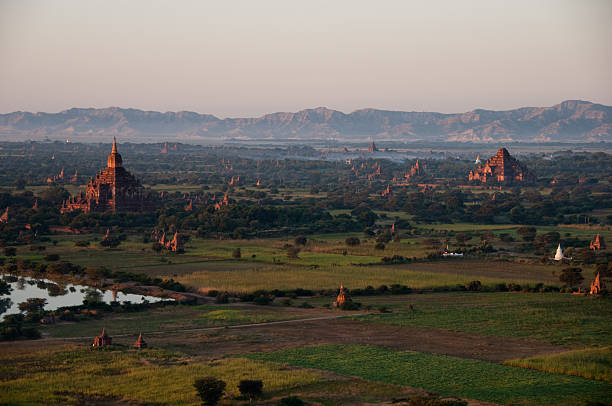 nascer do sol de balões de ar sobre o simples de bagan, myanmar - myanmar bagan temple ayeyarwady river imagens e fotografias de stock