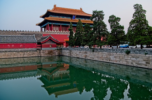 The moat – 52 meters wide, four meters deep and 3.5 kilometers long – was the first defensive line outside the imperial palace, and its banks are fortified with stone blocks. The banks and bed of the Inner Golden Water River inside the Forbidden City are built of white marble.