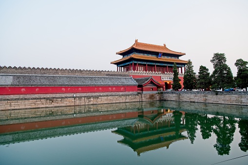 The moat – 52 meters wide, four meters deep and 3.5 kilometers long – was the first defensive line outside the imperial palace, and its banks are fortified with stone blocks. The banks and bed of the Inner Golden Water River inside the Forbidden City are built of white marble.