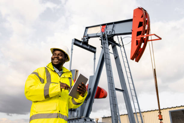udana produkcja ropy naftowej. - oil industry digital tablet manual worker mining zdjęcia i obrazy z banku zdjęć