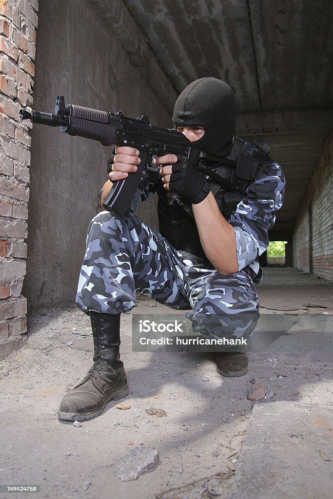 Soldado armado em preto máscara alvo com uma arma - Foto de stock de AK-47 royalty-free
