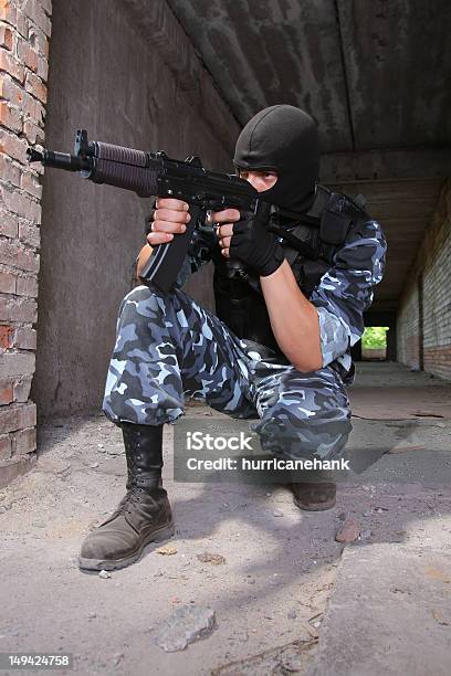 Вооруженных Солдат В Черный Маска Targeting С Пистолет — стоковые фотографии и другие картинки АК-47