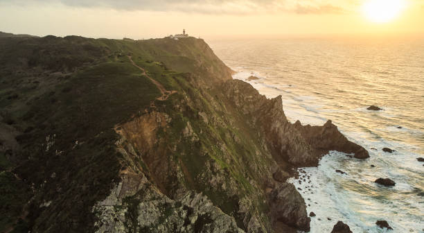widok z lotu ptaka na cabo da roca, najbardziej wysunięty na zachód punkt kontynentu europejskiego. - cabo da roca zdjęcia i obrazy z banku zdjęć