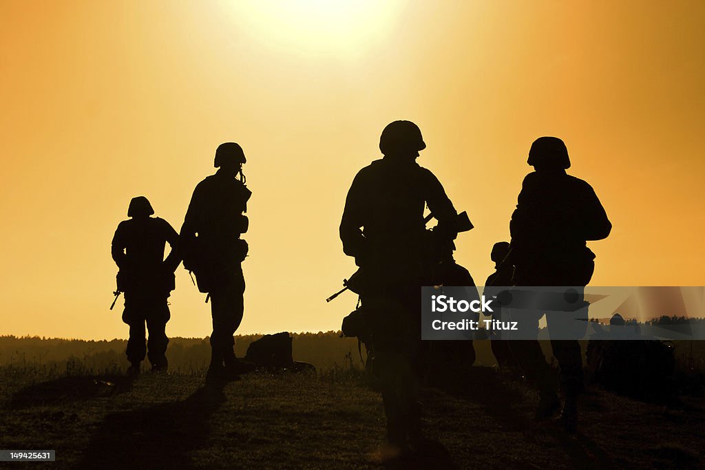 Soldats contre le coucher de soleil - Photo de Silhouette - Contre-jour libre de droits