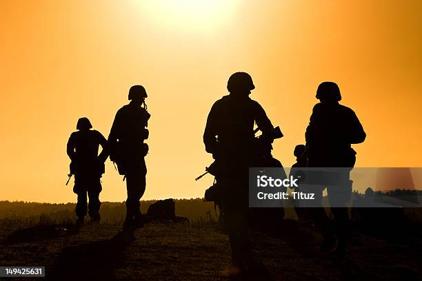 Soldados Contra O Pôr Do Sol - Fotografias de stock e mais imagens de Silhueta - Silhueta, Profissão Militar, Tropa